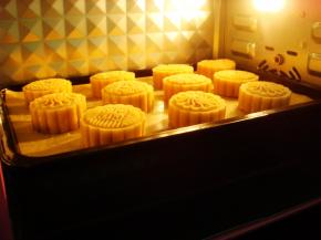 依次做好，烤箱提前预热：上170度，下160度，放入烤箱中层。