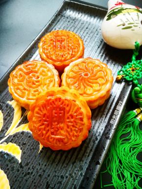 皮薄松软，馅心甜糯，蛋黄细沙。