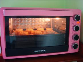 烤五分钟后定型取出。（图为九阳新款：KX-32J97电烤箱）