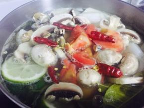 然后加入柠檬、口蘑、番茄、洋葱，煮十分钟