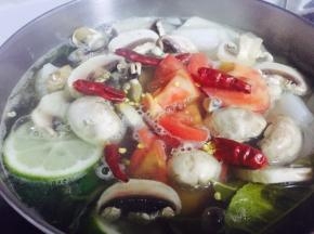 然后加入柠檬、口蘑、番茄、洋葱，煮十分钟