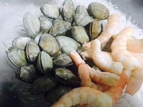 虾和花甲提前热水烫熟，虾去壳剥出虾仁待用