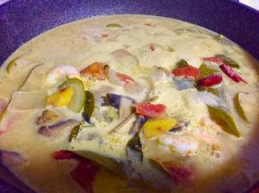 等洋葱口蘑变软后，加入咖喱、椰浆、适量盐，虾仁和花甲，拌匀，继续中火煮沸