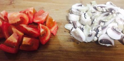 西红柿切小块，口蘑切片，洋葱切块