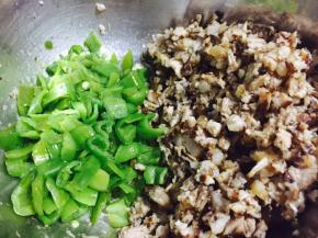 青椒提前入油锅翻炒至软，卤肉捞出切碎，和青椒倒在一起，加一勺卤汁，翻拌均匀