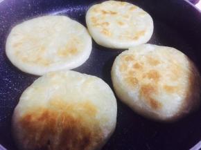 然后拆分成数个小面剂子，压成手掌大小的饼，放入热油锅中煎，煎至两面金黄，取出