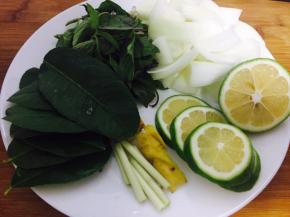 所有香料备好如图，柠檬一半切片