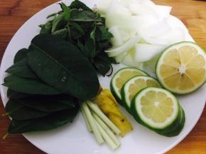 所有香料备好如图，柠檬一半切片