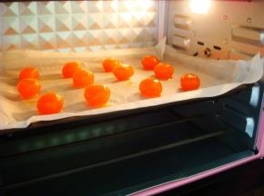 烤盘里铺上油纸，摆放上蛋黄。