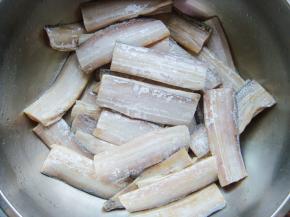 带鱼清洗干净沥干水份切段。