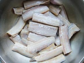 带鱼清洗干净沥干水份切段。