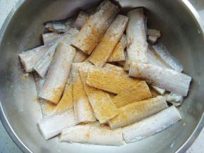 加入料酒，五香粉。（没有料酒也用白酒代替）