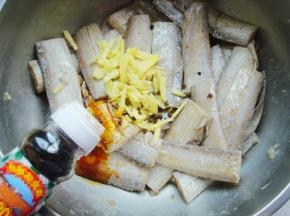 加入姜丝，生抽，花椒粒。