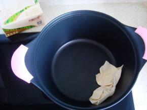 锅里用纸巾擦拭干净，不要有水哦，避免溅油。