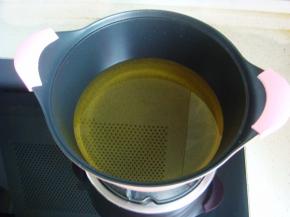 倒入油，开火，待油六七成热。