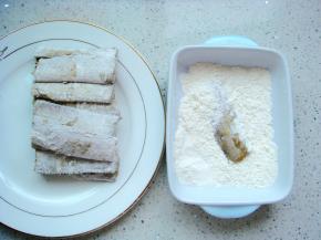 鱼上面多余的面粉要抖掉，不然炸过的油会浑浊，依次做好。