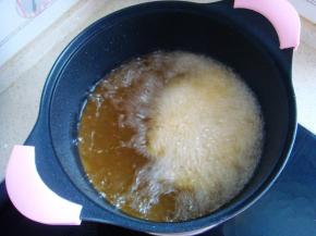 放入带鱼炸至金黄色捞出。