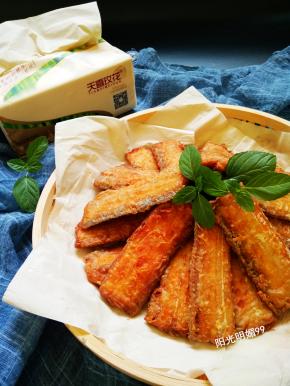 盛器里铺上纸巾。放入鱼块，用纸巾吸掉多余的油即可。