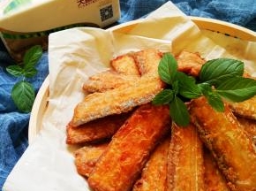 盛器里铺上纸巾。放入鱼块，用纸巾吸掉多余的油即可。