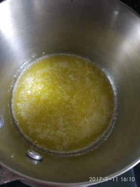 黄油放奶锅里煮开。