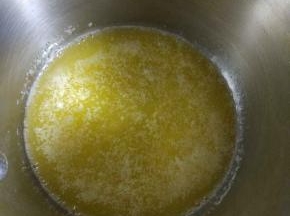 黄油放奶锅里煮开。