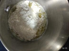 煮开后加入过筛后的低粉。搅拌均匀，使黄油和面粉充分混合。