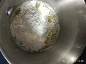 煮开后加入过筛后的低粉。搅拌均匀，使黄油和面粉充分混合。