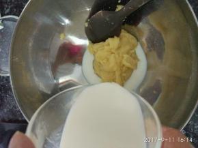 分三次加入牛奶，每次都要等牛奶与面糊充分搅拌均匀后再加入下一次的牛奶。如果气温低，牛奶可以提前升温下。