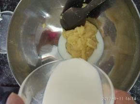 分三次加入牛奶，每次都要等牛奶与面糊充分搅拌均匀后再加入下一次的牛奶。如果气温低，牛奶可以提前升温下。