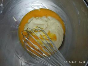 分三次加入蛋黄液。（蛋黄和全蛋的混合液体）