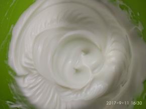 打发蛋白。蛋白打发至大弯勾或者小弯勾。再把蛋白霜和蛋黄糊混合（忘记拍照，采用28式翻拌手法）