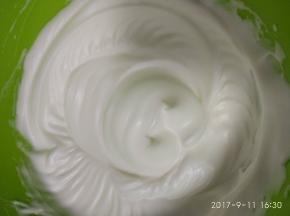 打发蛋白。蛋白打发至大弯勾或者小弯勾。再把蛋白霜和蛋黄糊混合（忘记拍照，采用28式翻拌手法）