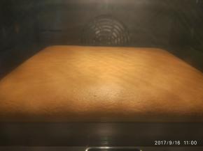 放入预热好的烤箱烘烤。170度上下火25分钟。