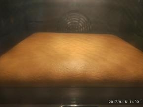 放入预热好的烤箱烘烤。170度上下火25分钟。