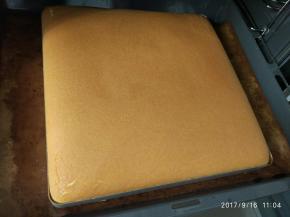 出炉轻震下。放凉后加入打发好的奶油，利用擀面杖卷起来。