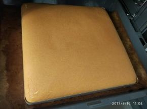 出炉轻震下。放凉后加入打发好的奶油，利用擀面杖卷起来。