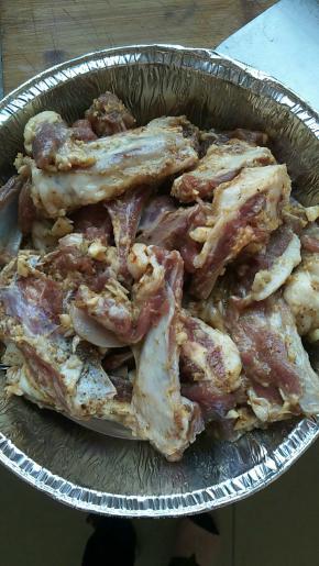 剁成小块，加盐，孜然，花椒粉，蒜末腌至入味一小时