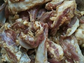 剁成小块，加盐，孜然，花椒粉，蒜末腌至入味一小时