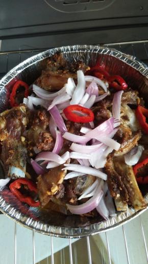 烤箱200℃烤40分钟，若喜欢吃焦酥口感的，在20分钟取出烤盘，翻动羊排。