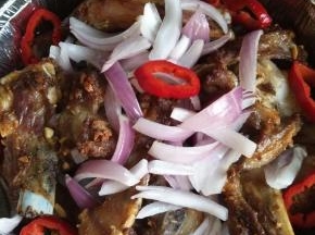 烤箱200℃烤40分钟，若喜欢吃焦酥口感的，在20分钟取出烤盘，翻动羊排。