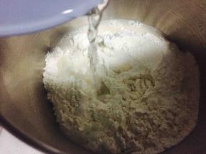 面粉加水，活成面团，静置一小时以上