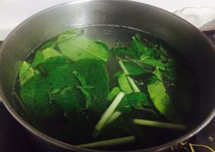 锅内烧开水，水沸后下香茅、南姜、柠檬叶、罗勒叶煮十五分钟