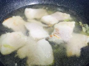 加入适量高汤，大火煮沸