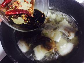 倒入调好的味汁，转中火慢炖