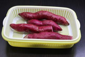 紫薯洗净沥干水；