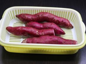 紫薯洗净沥干水；