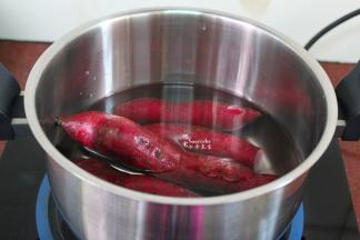 放入锅中，加适量的水煮熟；