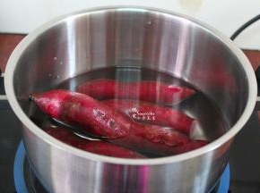 放入锅中，加适量的水煮熟；