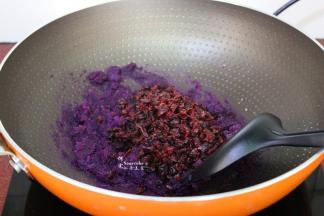 把切碎的蔓越莓干加入，翻炒均匀；