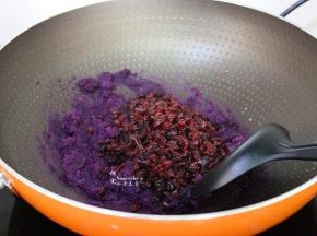 把切碎的蔓越莓干加入，翻炒均匀；